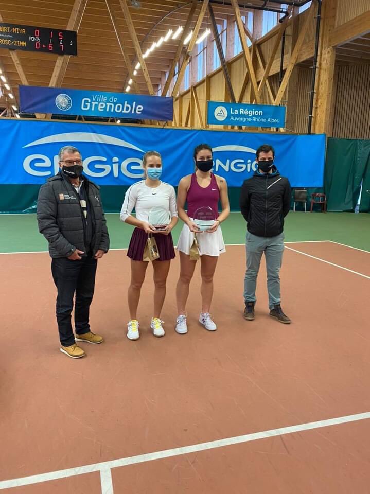 Nouveau titre en double ! Associées pour la toute 1ère fois, Iona Loredana Rosca et moi avons en effet remporté la finale de l’Engie Open de l’Isère (25.000 $) à Grenoble. 🏆 Une victoire en 2 sets (6/1 7/5), face au duo Hartono/Miyazaki. 💪🏻🎾