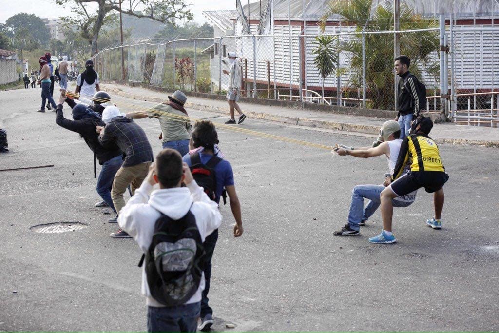 Swat_G8's tweet photo. Mi equipo siempre y para siempre, muchos lejos de Venezuela, otros aún aquí. Felíz día de la Juventud 12F. Y desde arriba un gran amigo hermano que nos cuida. Renny nunca te olvidaremos. 👊🏻 Bassil y Redman por ustedes también se logrará. https://t.co/69OFzhIArI