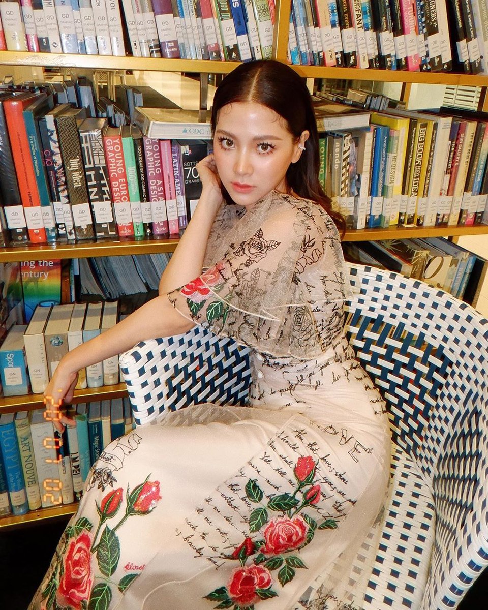 태국영화 프렌드존 보고 홀딱 반해버린 배우 단연코 처음 경험한거임! 여배우 사진 저장한건😆 46days인가 옾이랑 출연도 같이하던데 커플은 아닌가...