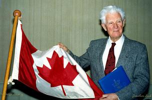 Stanley’s suggestion was “a simple red and white flag bearing a stylized maple leaf on it.” His sketch incorporated a 13-point maple leaf. This was later simplified to an 11-point leaf by Jacques St-Cyr.  @OurCommons and  @SenateCA approved the new design in December 1964. 7/
