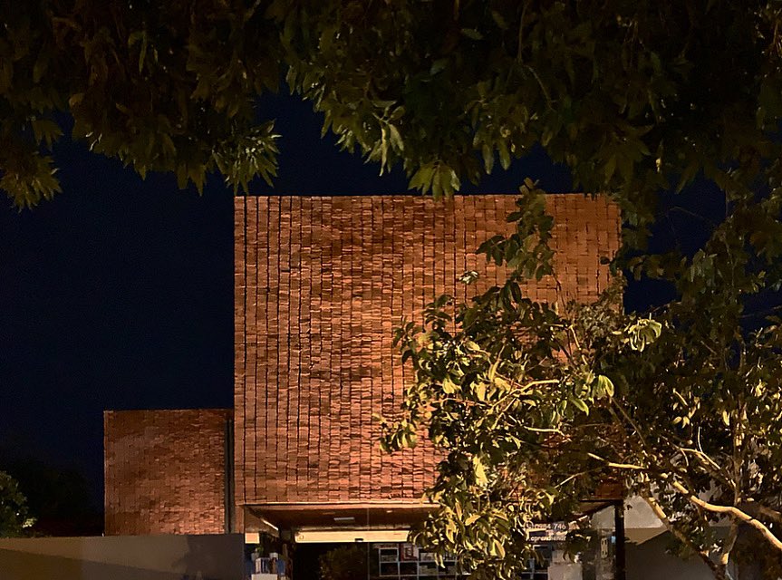 tdarqpy's tweet photo. #new #vu4b #TDA® #architectureo #paraguay #2020 #brick #ceramic #freespace #process #float #cantilever #apparent #matter #careful #selection #balance #walldesign #scale #tectonic #brickarchitecture #sky #redbrick #artesanal #redblock #raw #rough #nigthphoto #contrast https://t.co/zQq6n1BQry