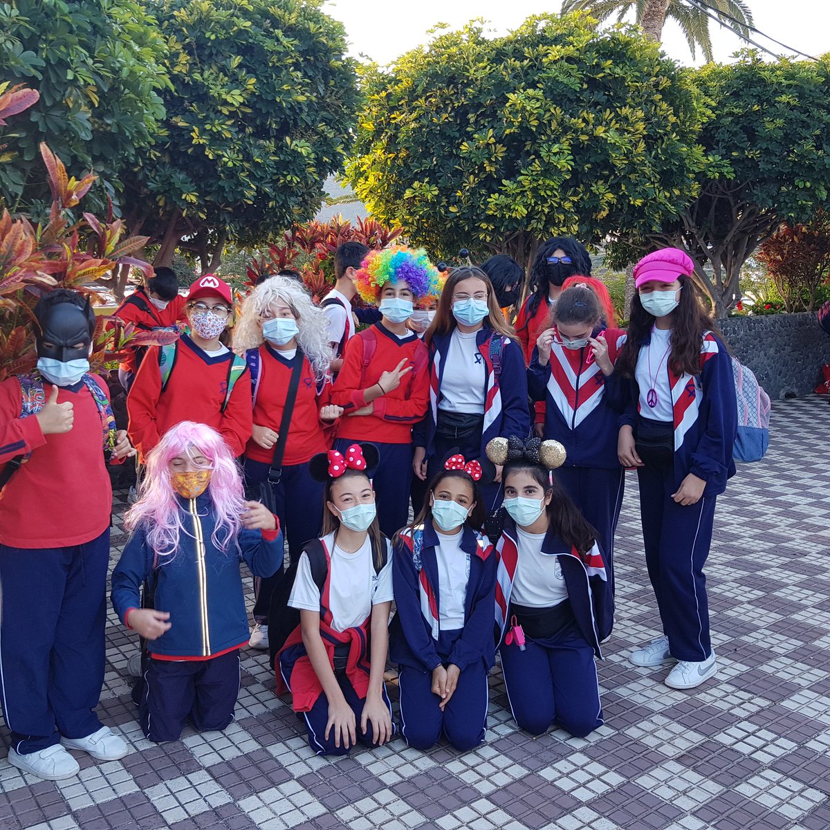 0Sdomingo6's tweet photo. #yomemandolapeluca @0Sdomingo6 @Csdomingo ...nos unimos al reto carnavalero , llenando el cole de color 💃💃💃🥳🥳🥳 https://t.co/bX35oFEqoQ