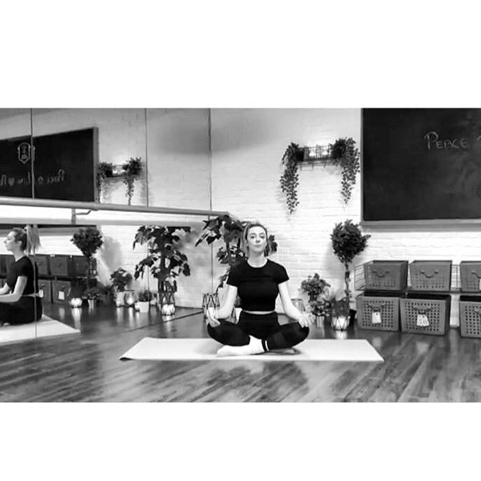 formschool's tweet photo. Who’s ready for this evenings power Pilates workshop with Carolyn?  
Looking at this photo makes us miss our beloved studio. The reunion will be so sweet 🥰🥰🤩

.
.
#formschool #fitfam #fitness #pilates #matpilates #fitnessinstructor #fridayfeeling #fitnessmotivation #stretch https://t.co/pOdrQpmvsH