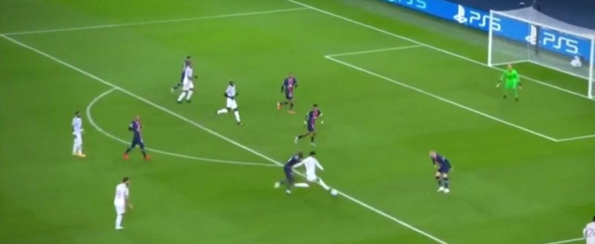 Let's move on to PSG away. The score is 1-1 and man utd are on their way to a good result away from home but Rashford had his own ideas. There's a simple pass on out wide but rashford selfishly decides to take on danilo and smash the ball in from 20 yards to win us the game