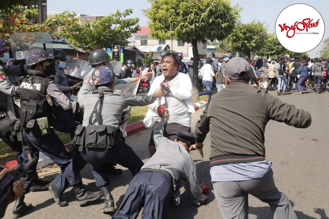 NNYIMYINT1's tweet photo. In Mawlamyain (mon state)
MYANMAR POLICE

#WhatsHappeningInMyanmar 
#Release_Our_Leaders 
#Respect_Our_Votes
#Reject_TheMilitary_Coup https://t.co/Ajfr7Ypx3z