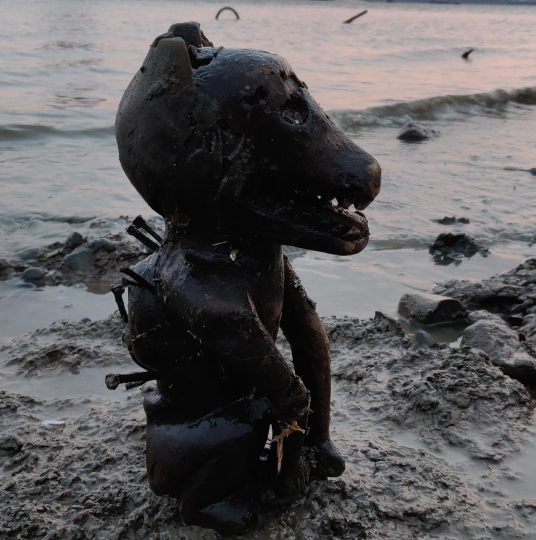 Some things I find washed up on the Thames at low tide stay exactly where I found them.  I hope this guy floats right out to sea when the tide comes in!  #mudlarking #mudlark #bonvoyage