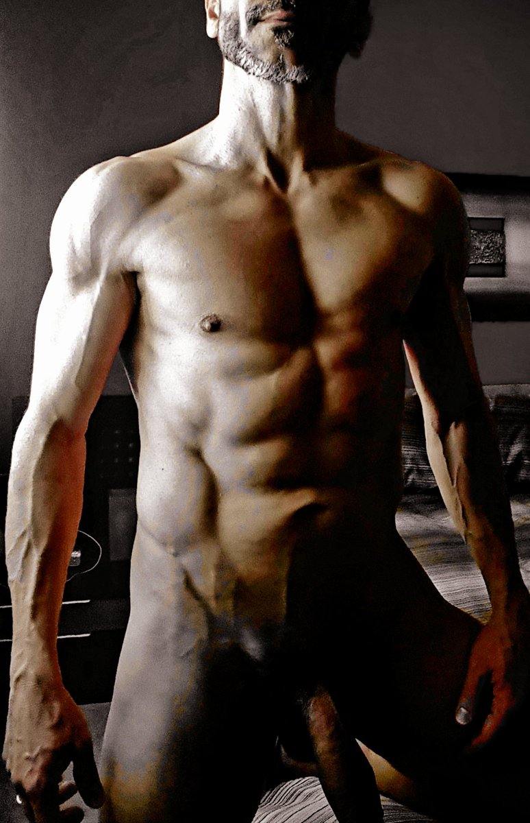 caballerete40's tweet photo. Los viernes tengo un ansia chechuá en el body que me cuesta un buen esfuerzo no quedarme en pelotas en la oficina, vamos con el último caderazo directos al finde! #FridayMotivation #hambredesexo #nude #naked #viernesdelabios #erotic #rawandbasic #forhotwives #shareyourwife https://t.co/a3DQARAbYG