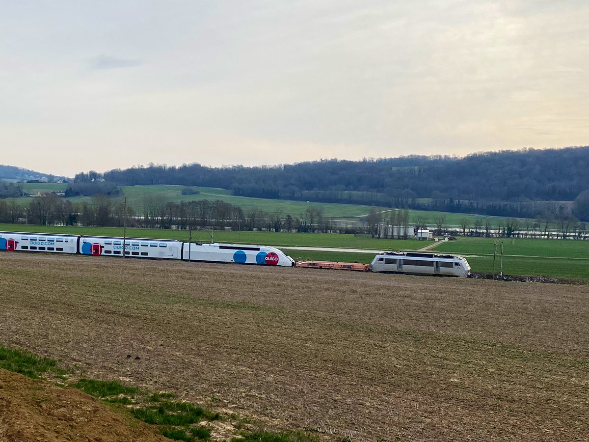 LaurentKD77's tweet photo. Rame @OUIGO_Es en acheminement de passage à #Chamigny sous un beau soleil☀️🚄 https://t.co/HQ8IHpEEBx