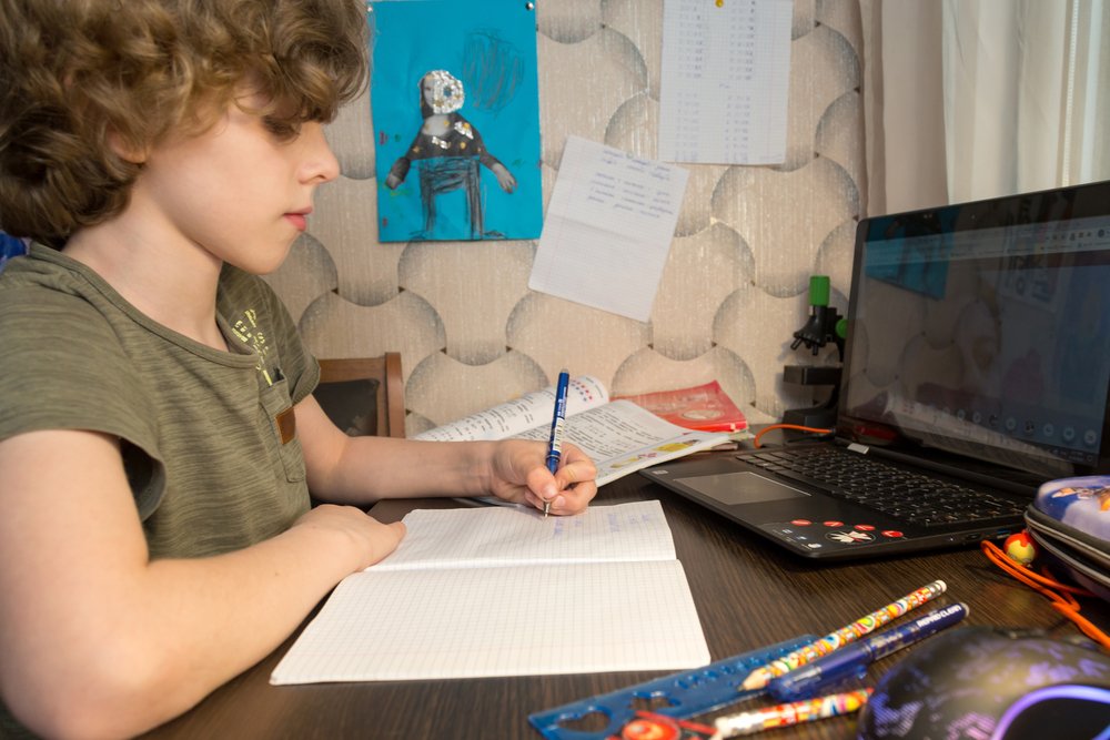 Come dovrebbe essere progettata e decorata la stanza di uno studente? mamme.it/come-dovrebbe-…