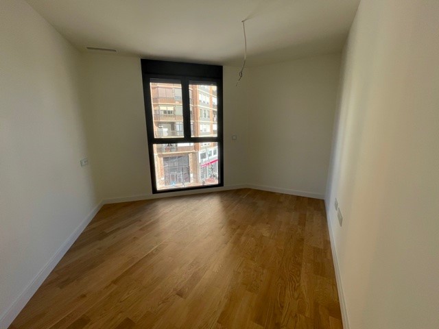 Alquiler de piso situado junto a Plaza de Juan XXIII, a estrenar. Sin amueblar, dos dormitorios, salón-cocina, cuarto de baño. Orientación levante, muy luminoso.