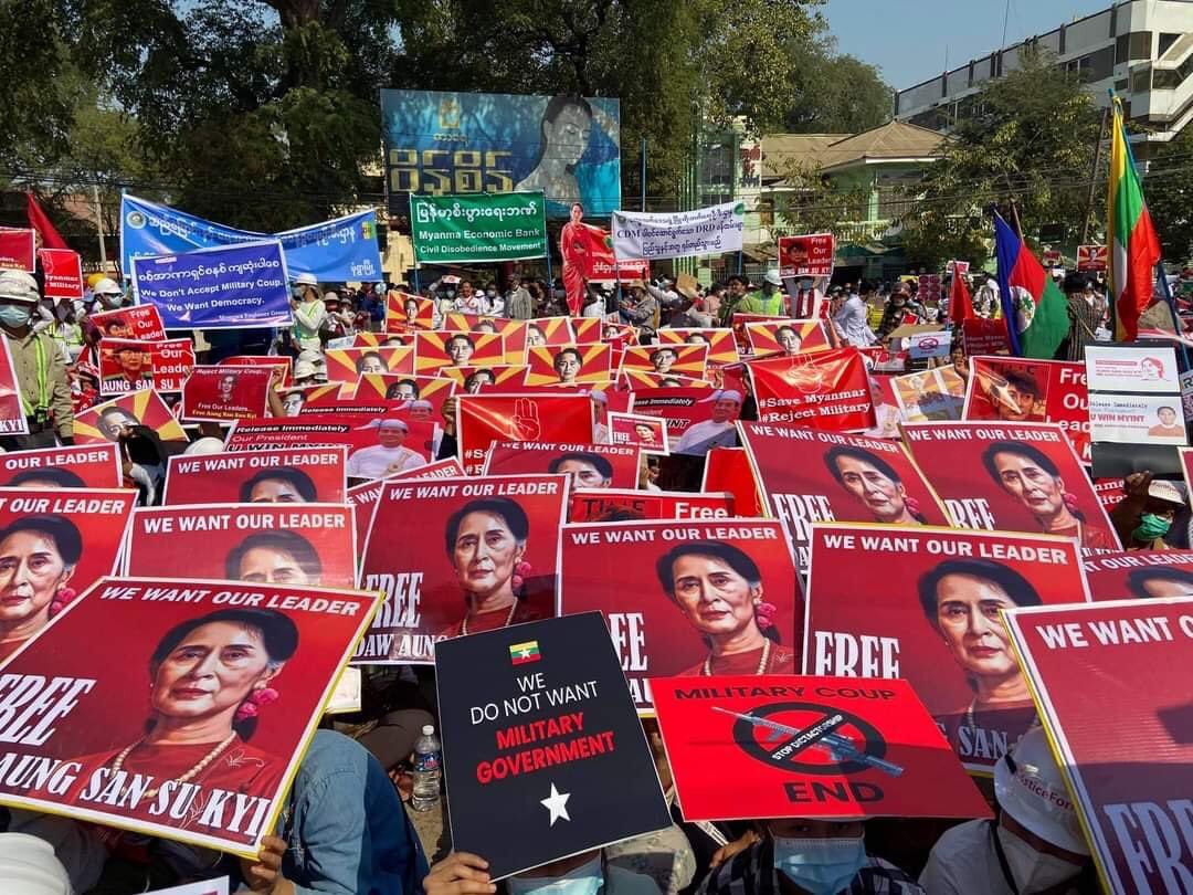 saintzapal's tweet photo. Monywa residents are peacefully protesting for the release of the country's democratic leaders, including Daw Aung San Suu Kyi who have been unjustly arrested and detained.
FREE OUR LEADER
#WhatsHappeningInMyanmar
#CDM_IsTheAnswer
#Feb12Coup https://t.co/m8kEhUSUC0