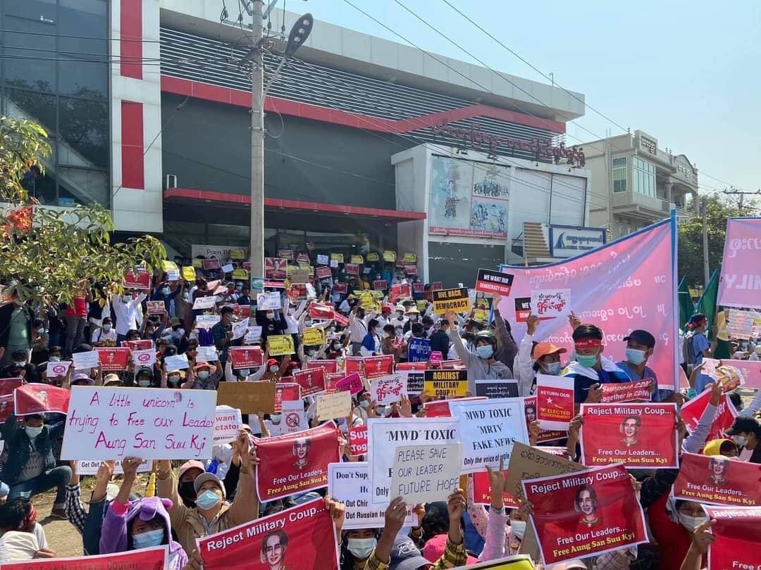 saintzapal's tweet photo. Monywa residents are peacefully protesting for the release of the country's democratic leaders, including Daw Aung San Suu Kyi who have been unjustly arrested and detained.
FREE OUR LEADER
#WhatsHappeningInMyanmar
#CDM_IsTheAnswer
#Feb12Coup https://t.co/m8kEhUSUC0