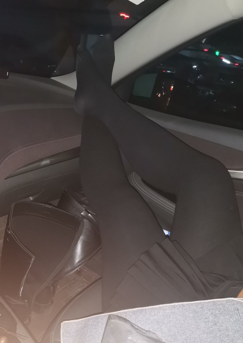 主人脱掉皮靴后的厚裤袜脚，味道好重。我闻一下就硬了