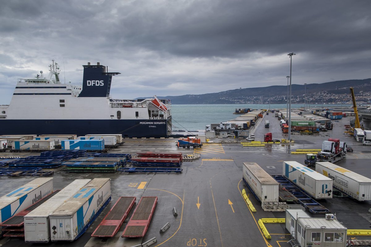 Pubblicati i dati di traffico annuali per il 2020 del porto di Trieste.

🔸Buona performance per il Ro-Ro +7% e dicembre +25%
🔸TEU -2% ma stabili i volumi del molo VII
🔸Tonnellaggio totale del porto -13%

Leggi il comunicato stampa ➤bit.ly/statistiche202…