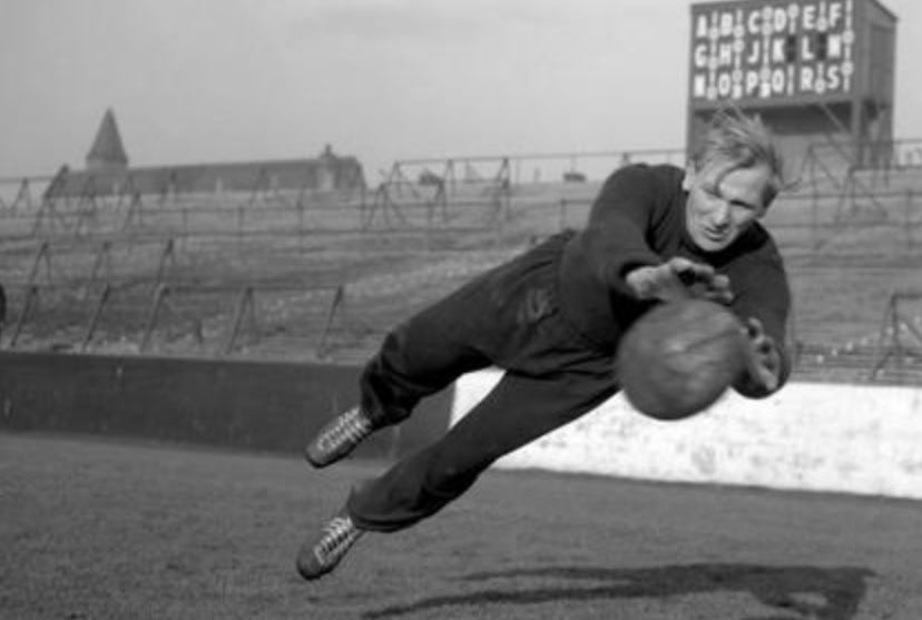 City had been big spending in the early 50s and were considered to be a talented team who couldn’t find success, despite stars like goalkeeper Bert Trautmann. Revie himself was quoted as saying ‘We were a team of 2 units but there was nothing to link us together properly’ 11/