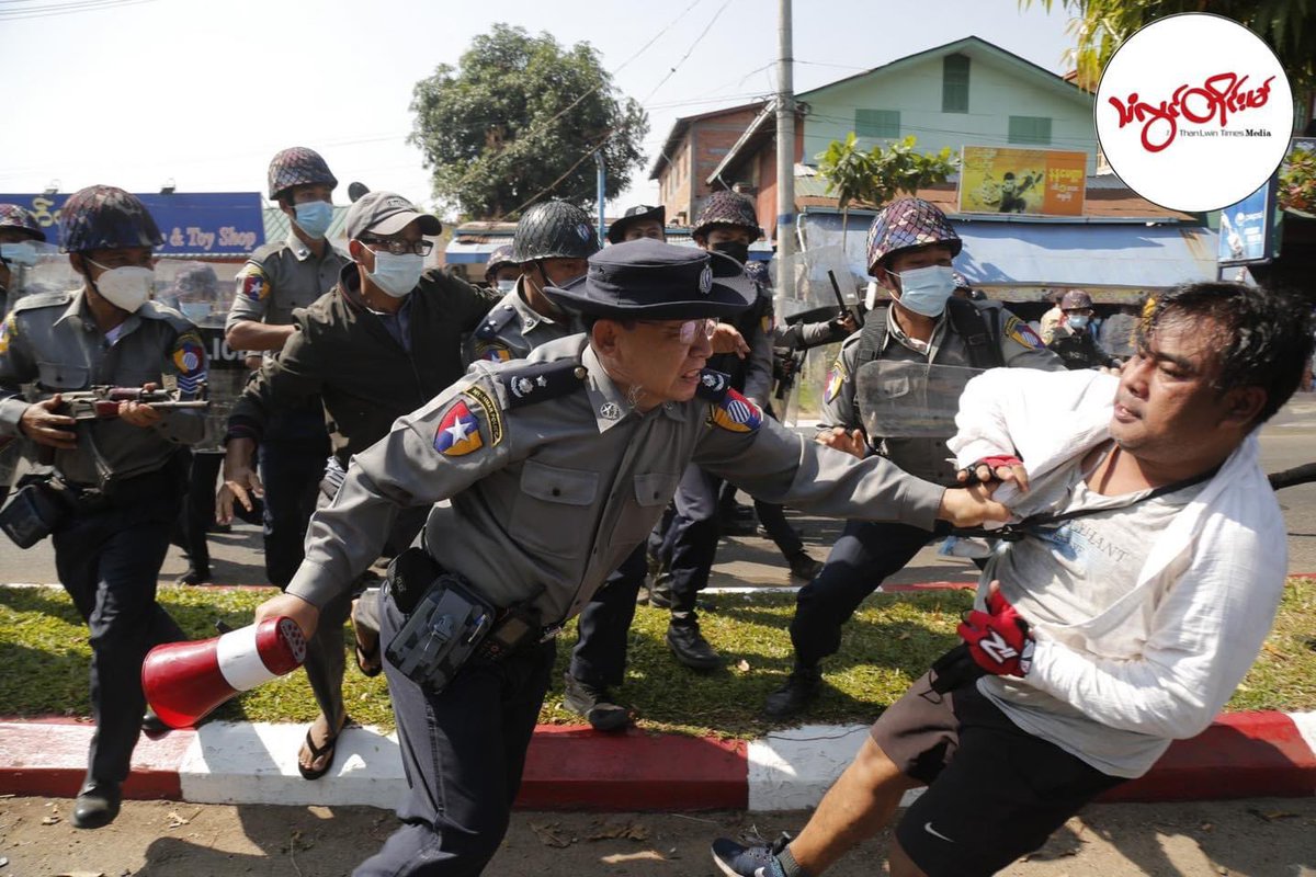 Johan47653835's tweet photo. The first picture here is local policemen using force and throwing hands to capture a peacefully protesting citizen . #Feb12Coup #WhatsHappeningInMyanmar https://t.co/GeldpjTVcg