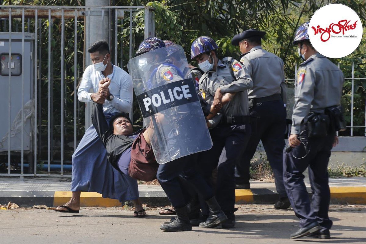 Johan47653835's tweet photo. So called policemen taking down innocent citizens who were protesting peacefully without doing any harm to anyone. #Feb12Coup #WhatsHappeningInMyanmar https://t.co/bIeNndImq4