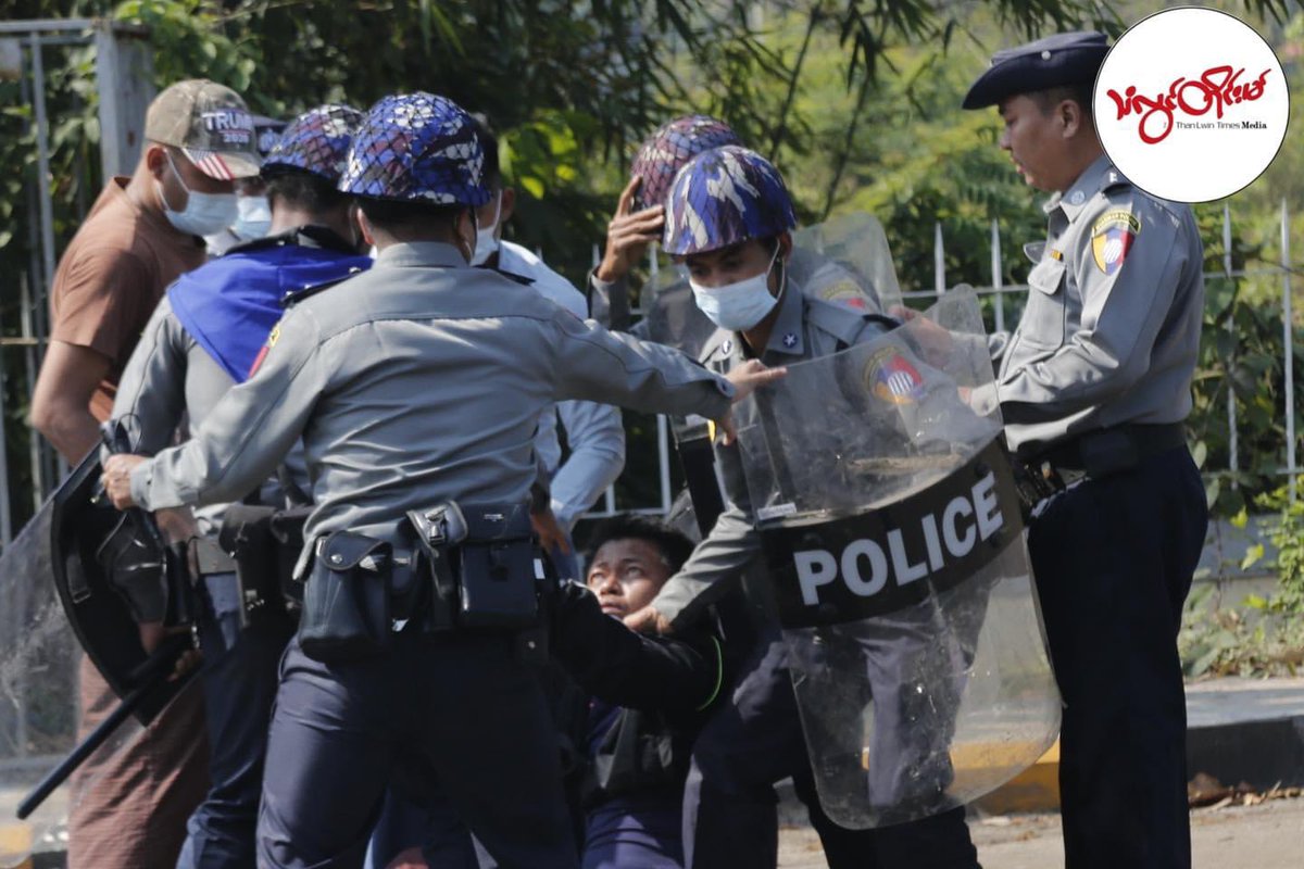 Johan47653835's tweet photo. So called policemen taking down innocent citizens who were protesting peacefully without doing any harm to anyone. #Feb12Coup #WhatsHappeningInMyanmar https://t.co/bIeNndImq4
