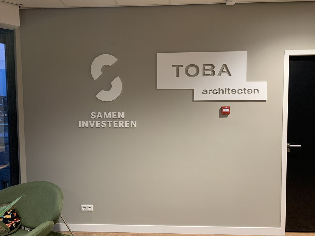 TOBAarchitecten's tweet photo. Zo langzamerhand wordt de #huisstijl ook middels #signing doorgevoerd in ons kantoorpand. Het nieuwe logo in gespoten MDF aan de muur, een doek met referentieprojecten #Nieuwbouw #Transformatie en #Renovatie. Samen met Samen Investeren B.V. op de bovenste verdieping. https://t.co/zw2mKO3kkX