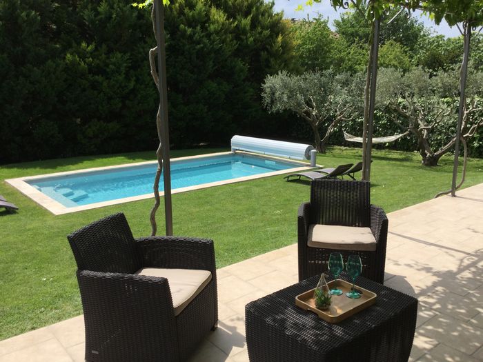 SejoursProvence's tweet photo. Envie d'un apéro en terrasse au bord de la piscine ? https://t.co/uof5h0HwUi