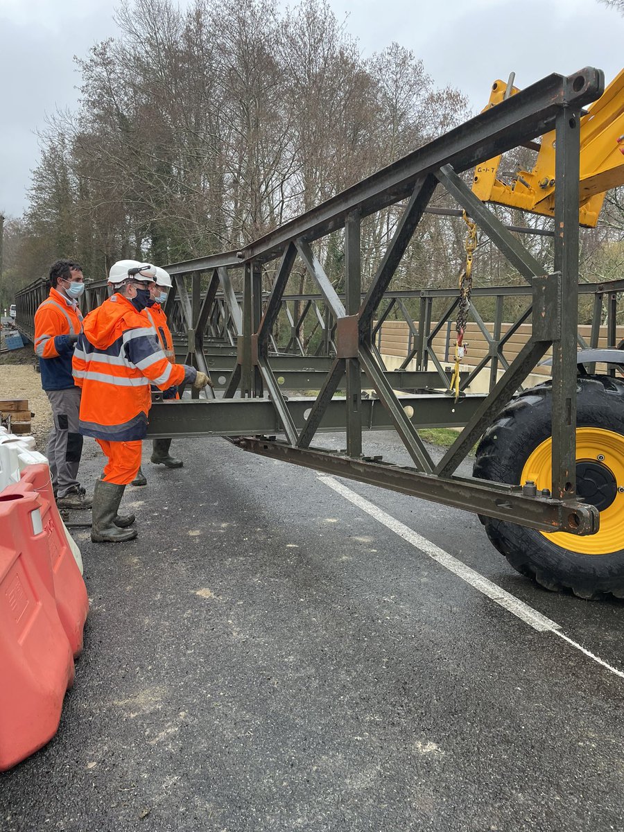 Prefecture40's tweet photo. Cécile Bigot-Dekeyzer, préfète des #landes, est aujourd’hui avec @XFortinon, président du Conseil départemental, à #Gouts pour la mise en place, par le Centre National des Ponts de Secours, du pont provisoire qui permettra de rétablir la circulation sur la RD18 https://t.co/NQiYuyghGW