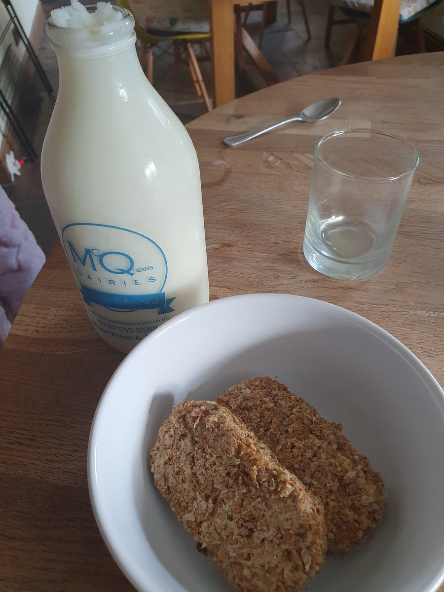 scotsmcniece's tweet photo. @weetabix @HeinzUK @DairiesMcqueens milk is so "fresh" this morning we might have to go with Beans on Bix for breakfast... #frozenmilk #HaveYouHadYourWeetabix #ItHasToBeHeinz https://t.co/093u2PUmDA