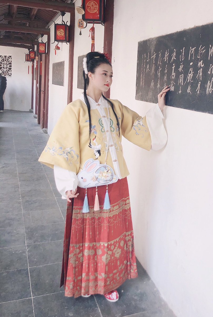 wenxi87582494's tweet photo. happy new year~#汉服 #hanfu #hanfuculture #汉服文化 #漢服 #中国風 #culture #ancient #汉服日常 #traditional #hanfudaily #晋制汉服 #hanfugirl #ChineseNewYear #明制汉服 #ChineseCulture #SpringFestival https://t.co/gE8P845aYX