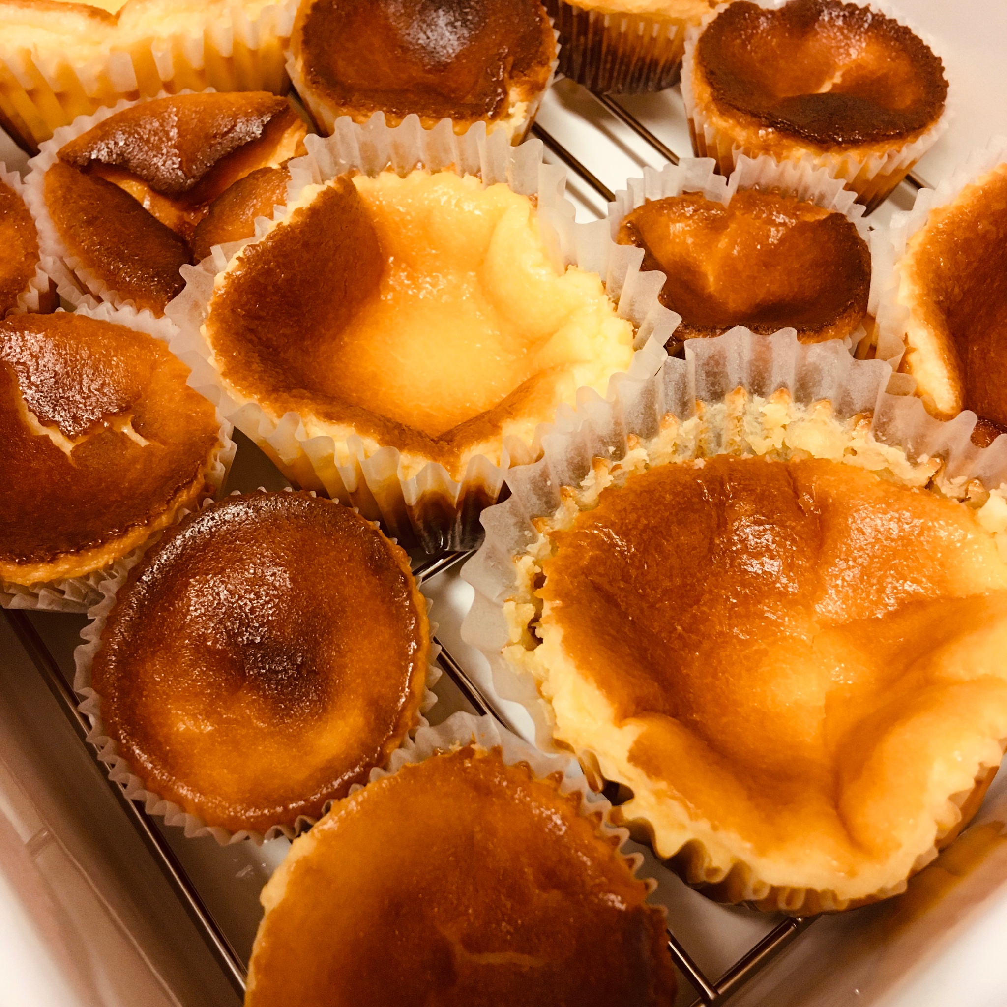 愛玉子 クリームチーズの賞味期限が切れそうだったので 昨日慌てて作った カラメル風味のバスクチーズケーキ レシピは藤沢セリカさん 絶品 バスクチーズケーキ より 小四男子が手伝ってくれたので 時間が倍かかっ いやいや とても助かりました