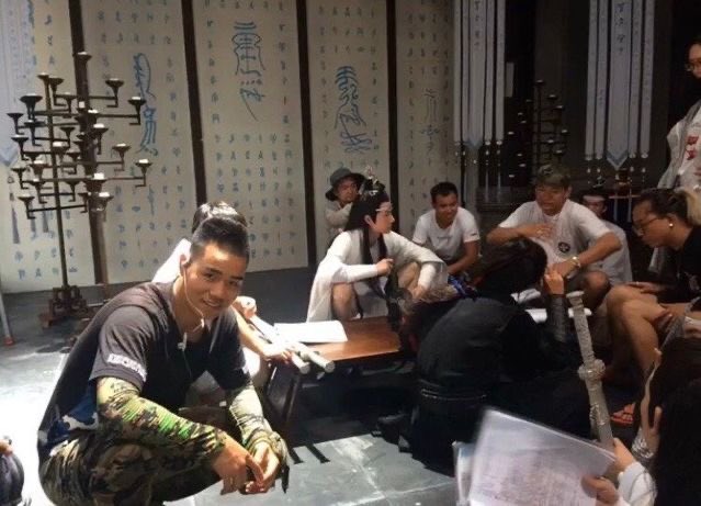 CHINESE_gallery's tweet photo. 왕이보를 배경으로 사진찍는 저분의 인생을 본받자 https://t.co/ZaOtRGu60M