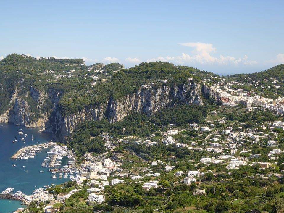 skymanuelima's tweet photo. Anacapri é uma comuna italiana da região da Campania, província de Nápoles, na ilha de Capri. Situa-se na parte mais alta da ilha e tem como santo padroeiro, Santo António de Lisboa. #Anacapri #IlhaDeCapri #Itália #travelphotography #viagens #FotógrafoAmador #PintoLopesViagens https://t.co/zOEXZtPhCH