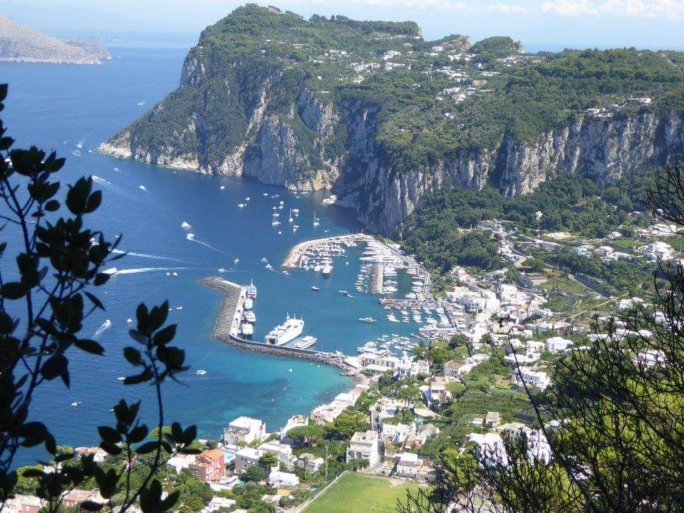 skymanuelima's tweet photo. Anacapri é uma comuna italiana da região da Campania, província de Nápoles, na ilha de Capri. Situa-se na parte mais alta da ilha e tem como santo padroeiro, Santo António de Lisboa. #Anacapri #IlhaDeCapri #Itália #travelphotography #viagens #FotógrafoAmador #PintoLopesViagens https://t.co/zOEXZtPhCH
