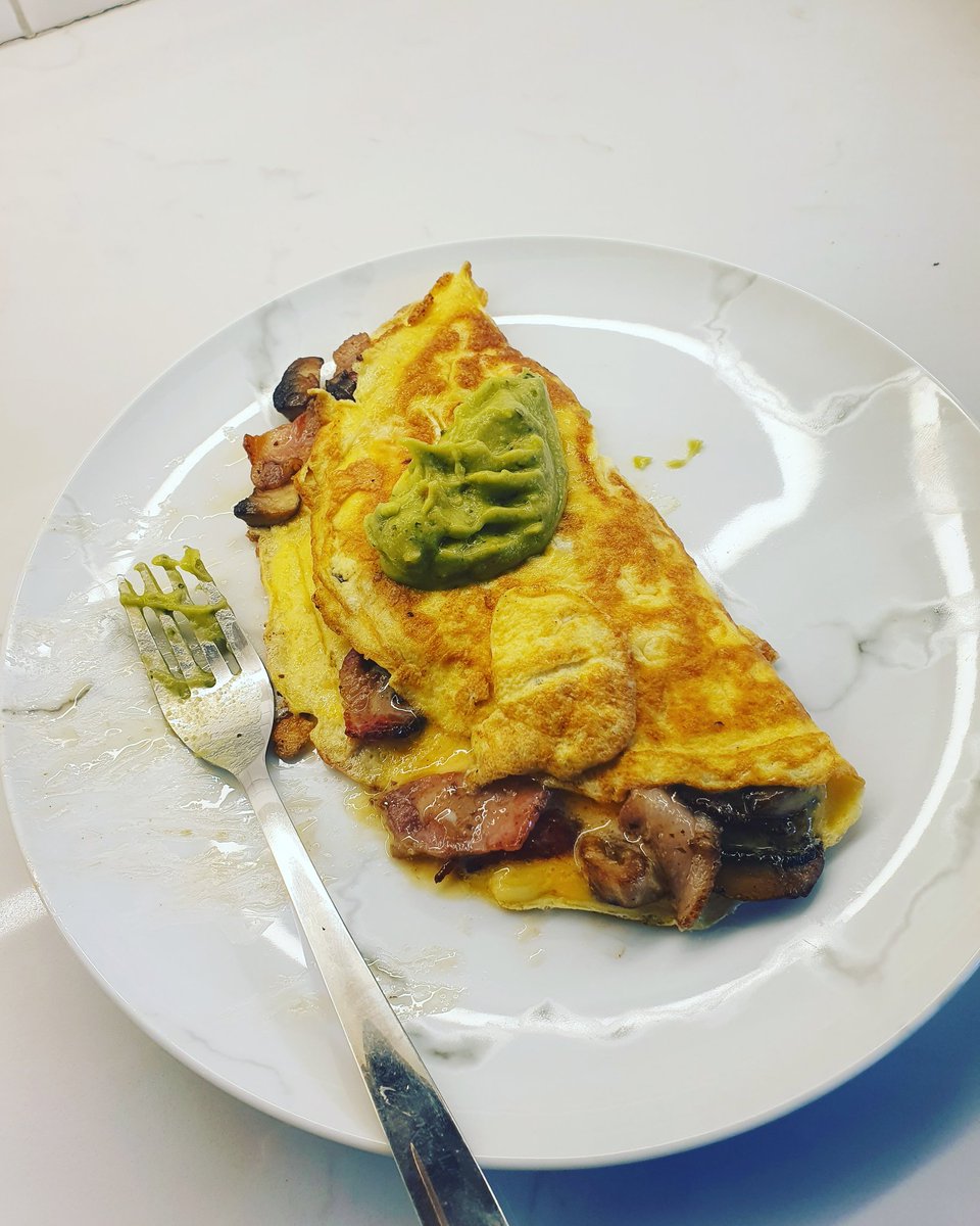 ByChancer's tweet image. Breaking the fast with mushrooms, bacon and cheese omelette with a dollop of guacamole #keto #fasting #weightloss
