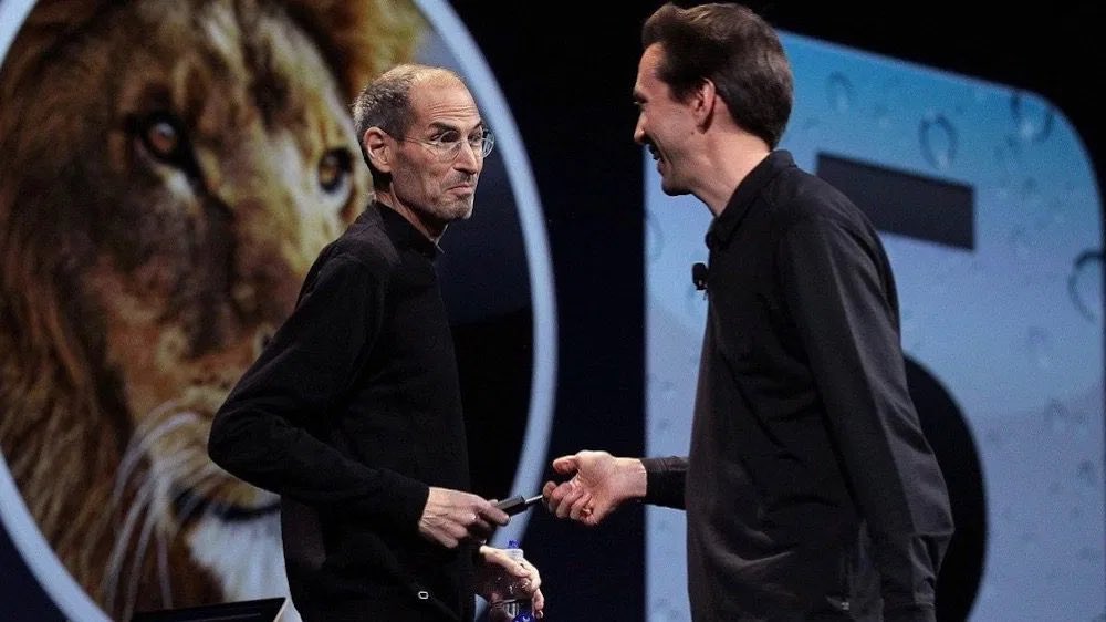 Scott Forstall boleh dianggap sebagai Bapa Pembangun iOS. Beliau juga bertanggungjawab dalam pembanggunan iPhone dan berjaya meyakinkan Steve Jobs untuk memilihnya bersama-sama membangunkan iPhone.