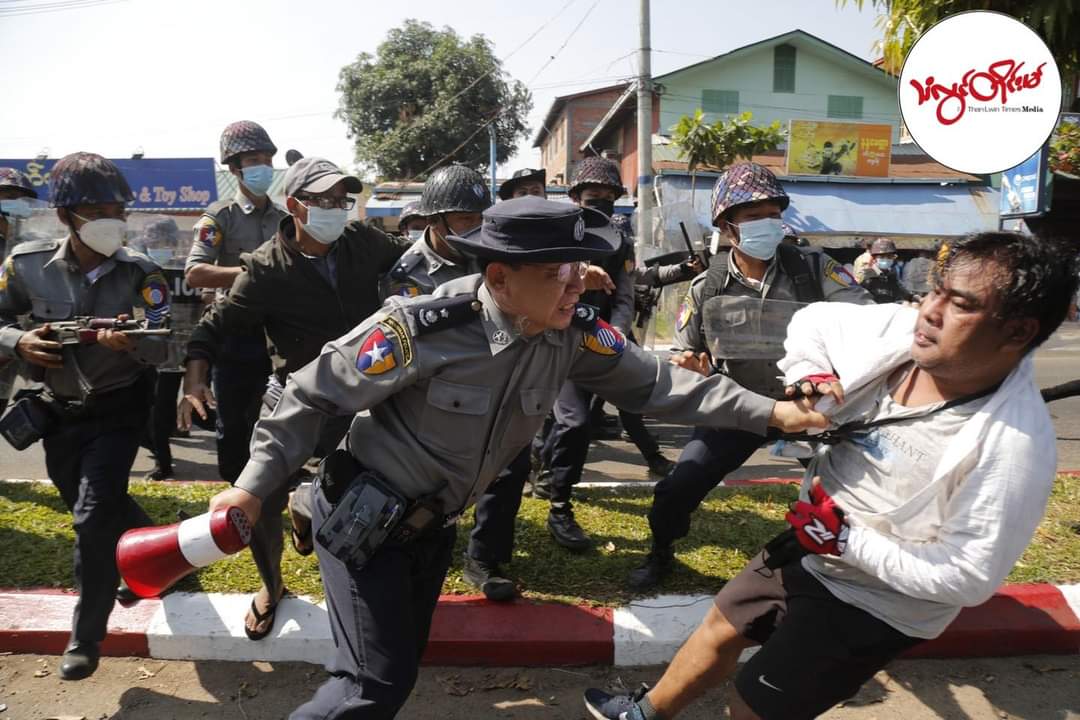 Myanmar police commiting violence against protesters. World, please see the real situation.
#Myanmar_Police_Violence