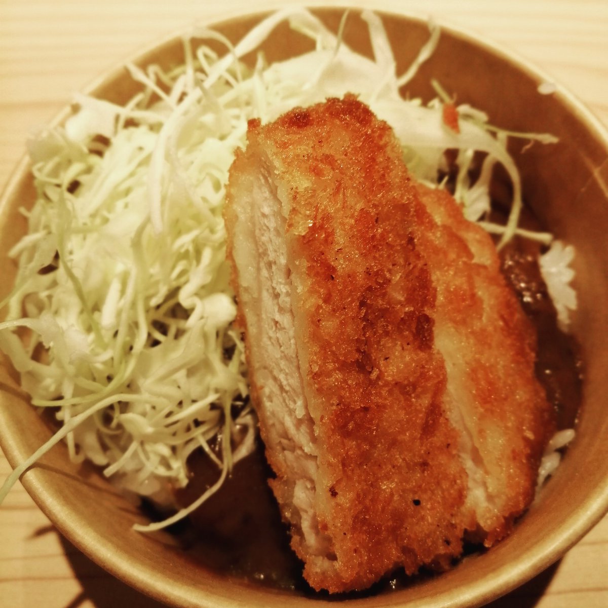WafuBarSnack's tweet photo. カツカレー、キャベツを添えて。
明日から販売予定です。

現在、営業はしばらく20時までとなりますが、テイクアウト、デリバリーは対応出来るように調��中です！ https://t.co/xV9D79on67
