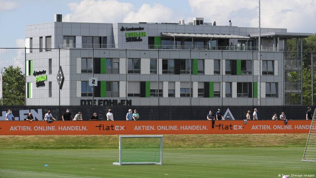 "Instead of league standings, promotions &amp; relegations, the focus is to switch to development. Children and teenagers need to start enjoying their football again. More time o/t ball &amp; pitch. We need more players with a street mentality." Bierhoff <a href="/DFB/">DFB (Verband)</a> 

amp.dw.com/en/its-a-disas…