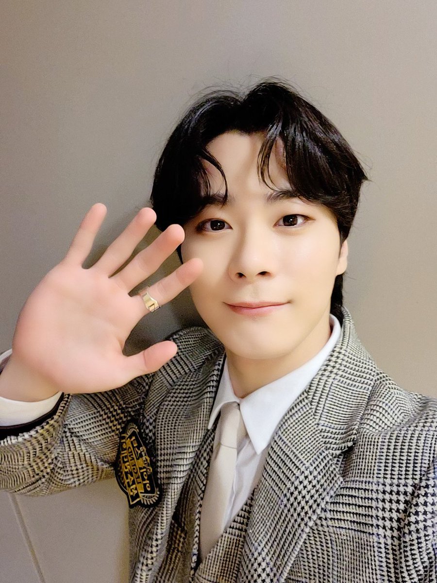 [#아스트로 #문빈]
🌟 210212 MBC #아이돌스타선수권대회 - 명예의전당 🌟

총 9개의 메달을 거머쥔 아스트로🌟
출전 종목마다 멋진 활약을 보여준
소랑이 빈이와 만나본 명예의 전당🤩💜
다시 봐도 뿌듯함 뿜뿜💥‼️

#아스트로 #ASTRO #아로하 #AROHA #문빈 #MOONBIN