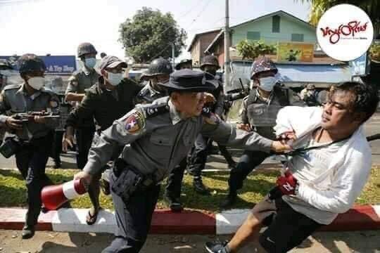 bear3mm's tweet photo. @BG_ICEICE @keren_khin TW:violence&amp;blood                                         We do not want a dictatorship.     Police dragging and arresting students  and protester in Mawlamyine, today.They are using violence!!!

FREE OUR LEADERS
#WhatsHappeningInMyanmar 
#Feb12Coup 
#MyanmarPoliceBrutality https://t.co/qTJgyXHHWf