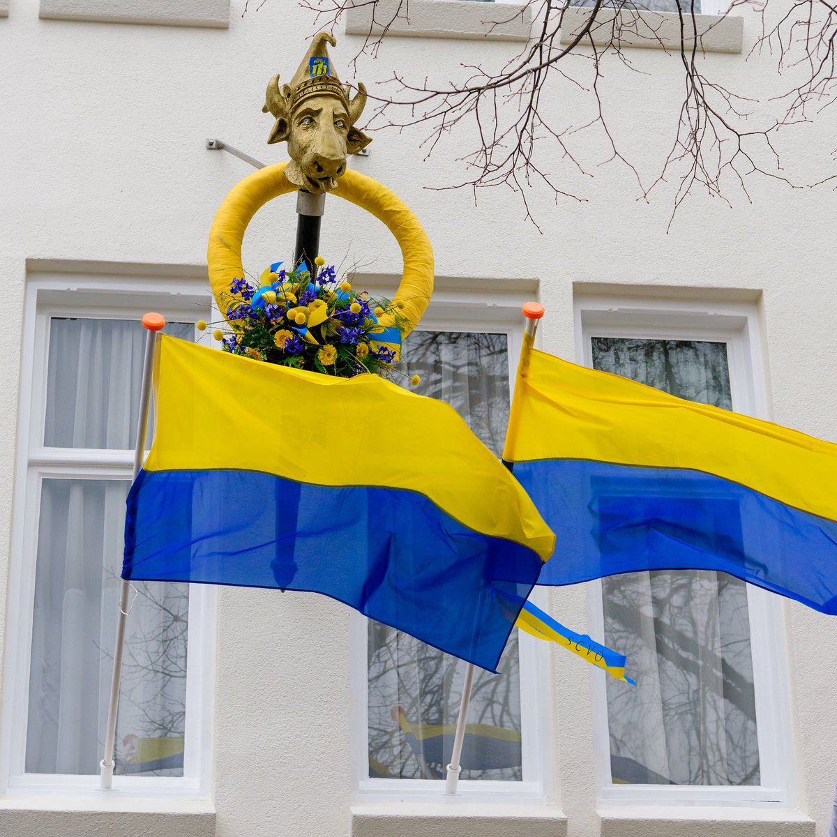 CarnavalinOss's tweet photo. Waar we ieder jaar tijdens de intocht samenkomen bij het monument bij wat voorheen 'Residentie de Korenbeurs' was, herdenken we morgenavond tussen 19.00 en 20.00 uur tijdens Vierus Anders Carnaval op TV degene die ons afgelopen jaar ontvallen zijn. https://t.co/0X16r9jP2S