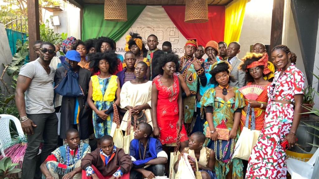 Ravi d’appuyer, à l’occasion de la Fête de la jeunesse, le Centre des créateurs de mode du Cameroun pour une journée de formation à la Villa des créateurs en faveur des jeunes défavorisés, culminant avec un défilé de mode fantastique!