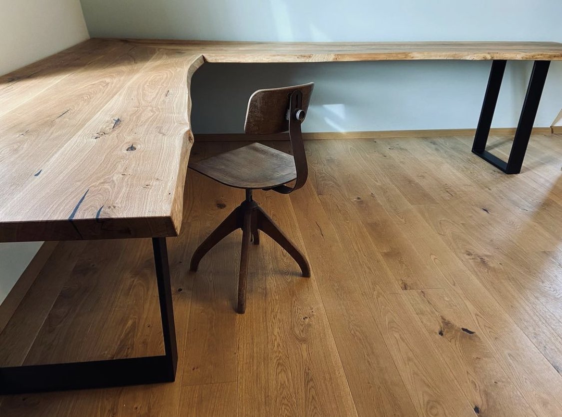 Hayallerdeki çalışma masası. Sol taraf laptop, orta evrak/kağıt yayma alanı, sağ taraf kahve/yeme içme.