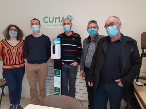 FdGroupama85's tweet photo. Remise d'une Borne distribution de Gel à la #FDCUMA #Vendée. Aider nos partenaires à se protéger, c'est aussi ça notre #responsabilité d'assureur de #proximité.
#prévention #territoire @LaVieGroupama https://t.co/QuvQMs6kvb