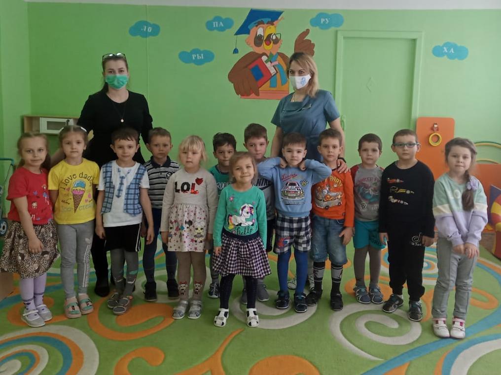 В рамках обр. мероприятий "Хочу быть здоровым" в ДОУ проходят встречи с мед. работниками. К ребятам пришла Щетинкина Марина Павловна, врач-терапевт. Дети актуализировали представления о необходимости соблюдения правил личной гигиены, как фактора сохранения и укрепления здоровья.