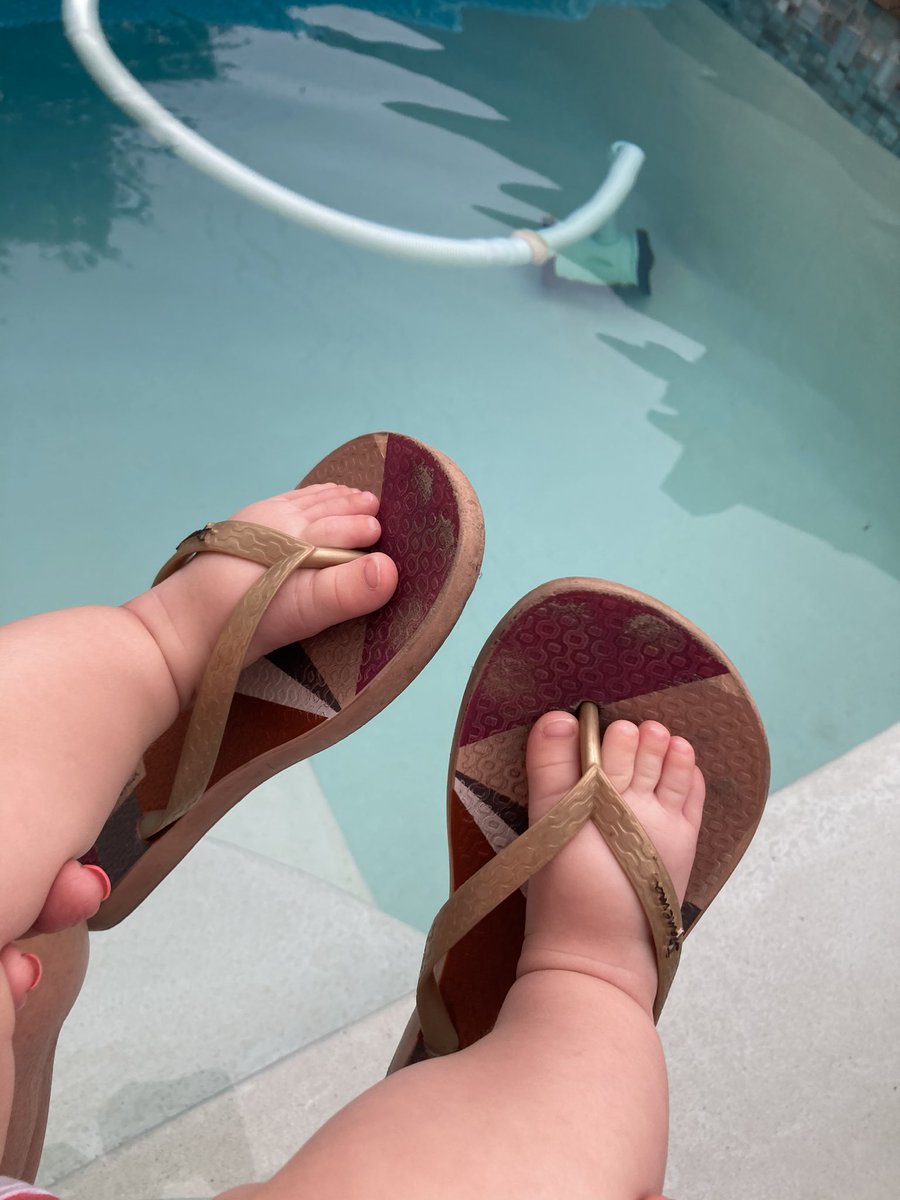 FlashSpon's tweet photo. We are @CHOCfoundation sole-diers in the fight against childhood cancer. Setting our toes free in support of flip flop Friday! #flashfamily #flashtag #flipflopday https://t.co/IYFbO2an8S