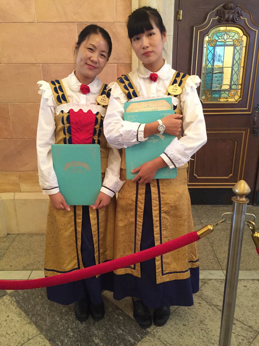 レロ 中村香住 現代思想 恋愛 の現在特集 発売中 実は前にもツイートしたのですが 上海ディズニーランドのお城の中のレストラン ロイヤル バンケット ホール のキャスト衣装 写真1枚目 と 東京 ディズニーシーのレストラン マゼランズ の