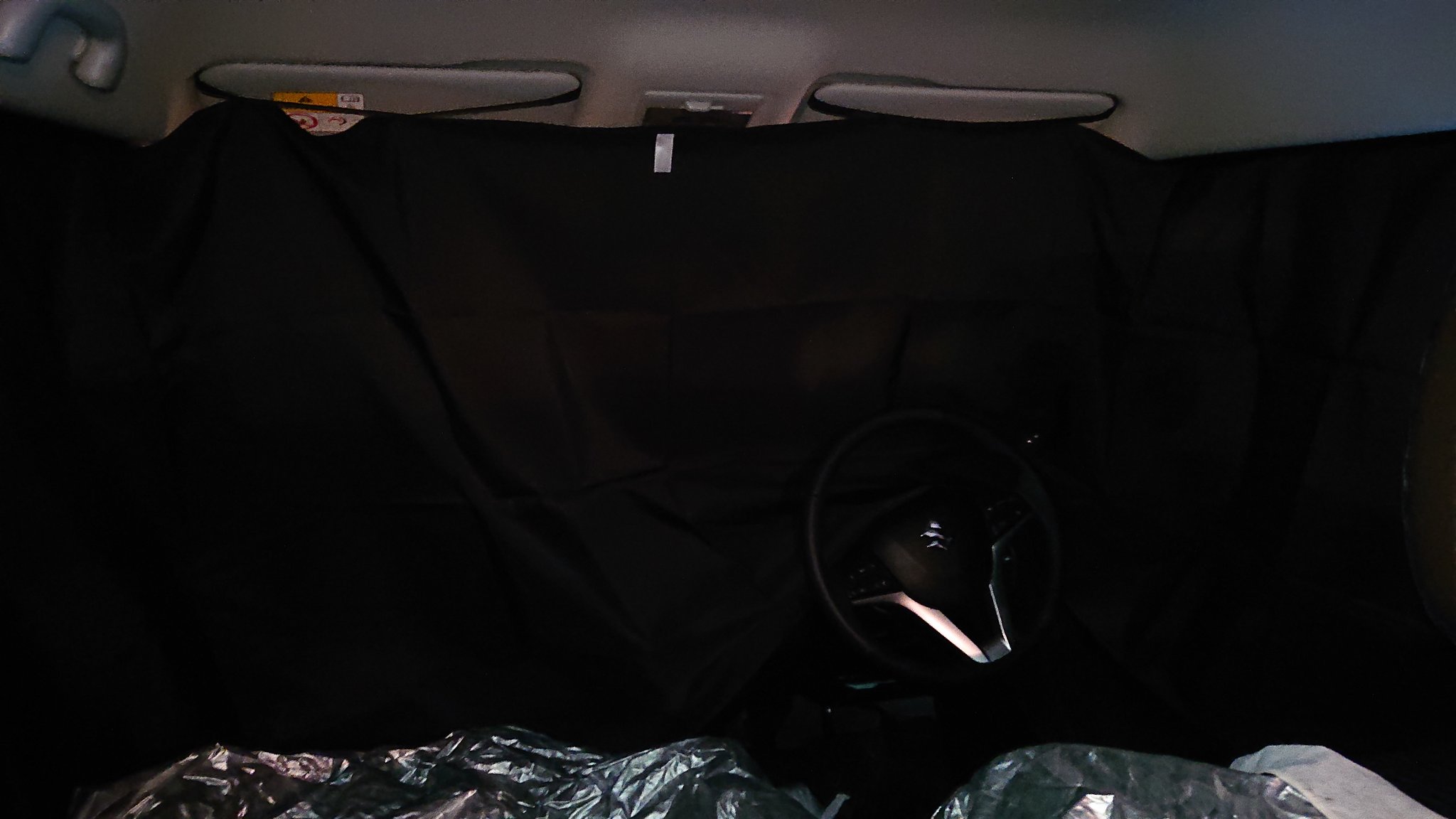 魔作 面倒くさがり車中泊キャンパー 車中泊中 寒すぎてすぐ芋虫になった 寝袋の中暖かいナリィ 前後にカーテン サイドに換気扇付き目隠し付けて結露対策万全 明日の朝窓に結露が無かったら俺の勝ち 明日の朝俺が冷たくなって発見されたら俺の負け