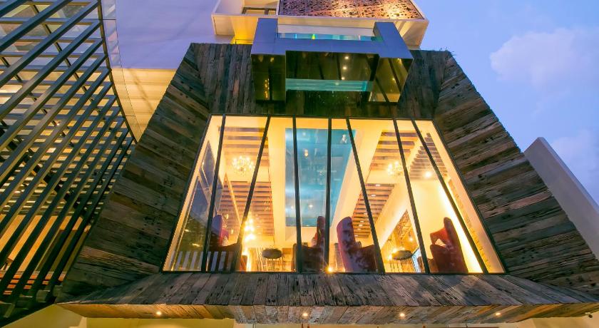 stayturu's tweet photo. Hotel unik punya kolam renang gantung transparan pertama di Indonesia 

🏠 Posto Dormire Hotel
📍 Grogol petamburan, Jakarta Barat

385-466K (2 Pax) https://t.co/zJ117V7Hy1