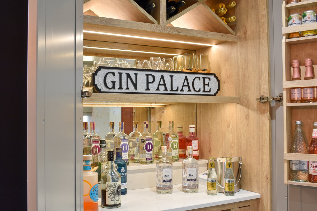 Happy Friday 🥂 

Our 'Gin Palace' sign is perfect for the @elgarkitchens showroom! 

glal.uk/product/antiqu…

#WorcestershireHour