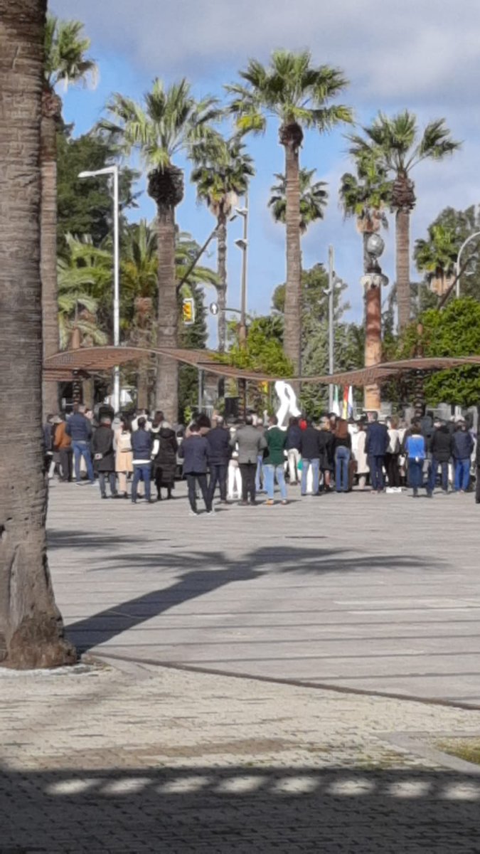 NachoRivera (@nacho_rivera1) on Twitter photo Hoy el presidente del gobierno <a href="/JuanMa_Moreno/">Juanma Moreno</a> inaugura una estatua en #Huelva y miren la distancia de seguridad que se ve en su acto. <a href="/AndaluciaJunta/">Junta de Andalucía</a> Hoy el presidente del gobierno <a href="/JuanMa_Moreno/">Juanma Moreno</a> inaugura una estatua en #Huelva y miren la distancia de seguridad que se ve en su acto. <a href="/AndaluciaJunta/">Junta de Andalucía</a>