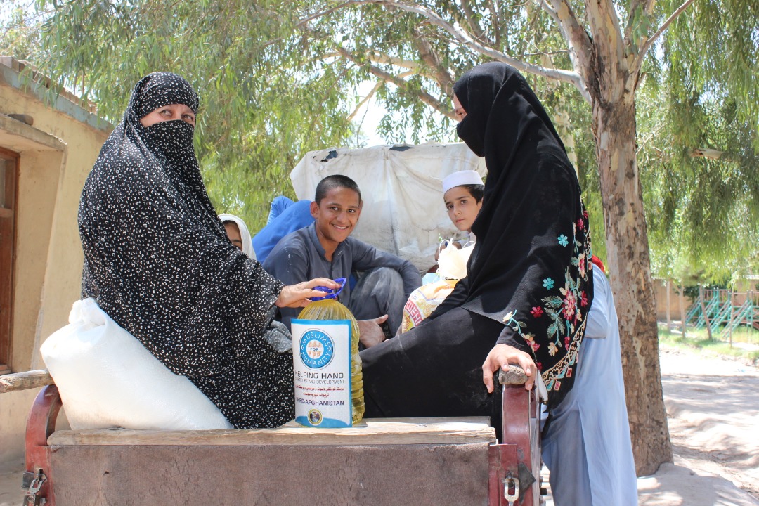 HelpingHandUSA's tweet photo. Its Friday! Before heading into the weekend, lets take a moment to give thanks for the many blessings we have. These smiles warm our hearts as needy families in Afghanistan receive essential food items. #DonationsAtWork #FoodForThought https://t.co/Qpf0FSvCP2